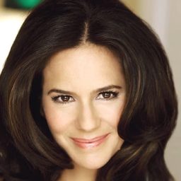 Julie Lauren 飾演 Kendra Block