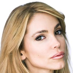 Paige Rowland 飾演 Peterson Executive