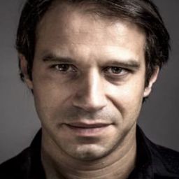 Nâzim Boudjenah - 大鼻子情聖演員 飾演le Cavalier