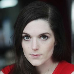 Alice Butaud 飾演 Mona