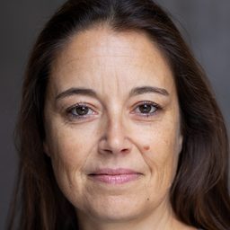 Louise Heem 飾演 Rachel