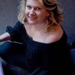 Tracey Moore 飾演 Emily (voice)