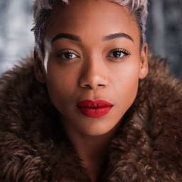 Kaya Brown-Hallam 飾演 