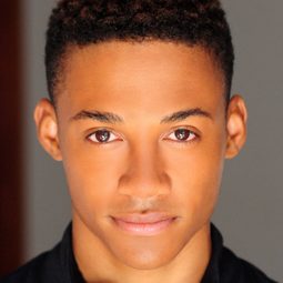 卡麥隆·恩格斯 - 馬里布救生營演員 飾演Spencer