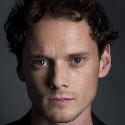 安東猶哲 飾演 Jake Kleeman