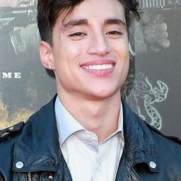 伊利亞·羅里葛茲 飾演 Miguel Hernandez