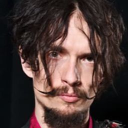 Justin Hawkins 飾演 Orderly