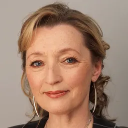 李絲莉曼維爾 飾演 Cyril Woodcock