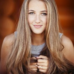 Sofya Lukyanova 飾演 Dusya