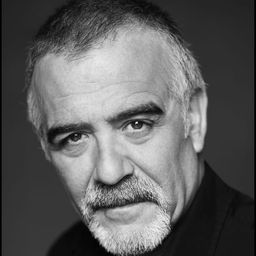 Miguel Ángel Jenner 飾演 Lobo amarillo (voice)