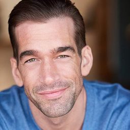 Tom Berklund - 致命尋親演員 飾演Officer Richards