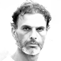 Tomás Picó 飾演 Ivan