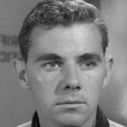 Robert Ellis 飾演 Buzz Wexford