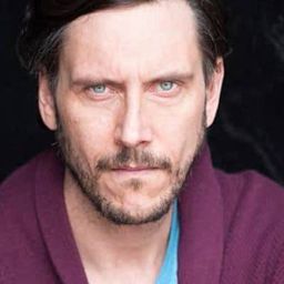 Adam Tomlinson 飾演 Skinny Boy