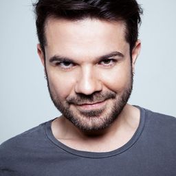 Kenan Doğulu 飾演 