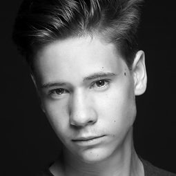 Guillermo Estrella 飾演 Toti