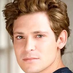 Brandon Hanson 飾演 Roger