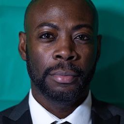 Carlos Paca 飾演 Policía 1