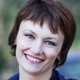 Laura Nardi 飾演 Donna Pía