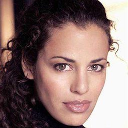 Athena Karkanis 飾演 Agent Perez