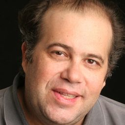 Otávio Müller 飾演 Lobo  Neves