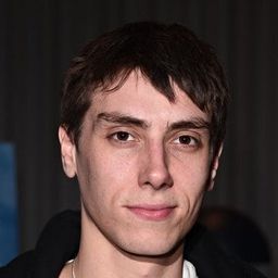 亞歷山大·阿諾 - 0時盜數演員 飾演Martin