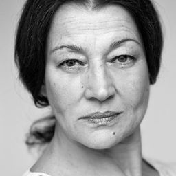 Imola Gáspár 飾演 Art Teacher