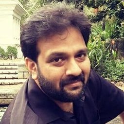 Sivakumar Ananth 飾演 Vasudevan Varadarajan