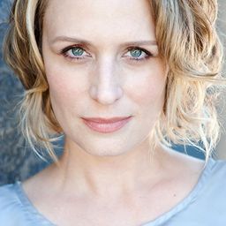 Samantha Smith 飾演 Mart Davis