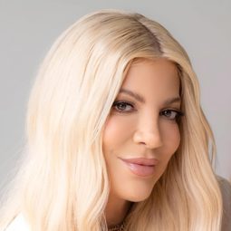 朵莉·史貝林 飾演 Julie