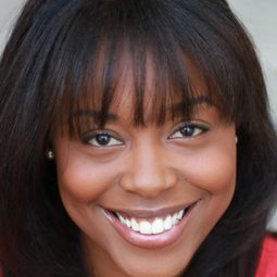 莉莉克·路易斯 飾演 