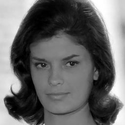 Edda Ferronao 飾演 Maria