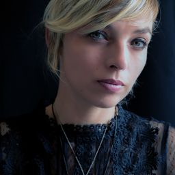 Sandy Lakdar 飾演 Female Double