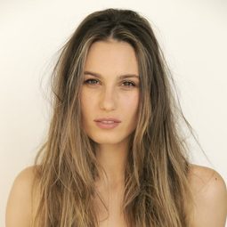 Lily Robinson 飾演 Rosie O'Rourke