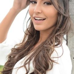 Juliana Xavier 飾演 Ana