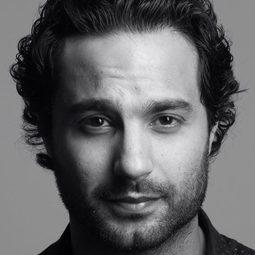 Karim Fahmy - Mama's Boy演員 飾演بشخصيته الحقيقية