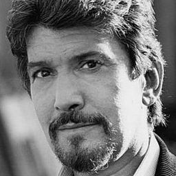 Emilio Bonucci 飾演 Achille Grandi