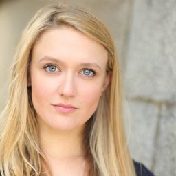 Emily Head 飾演 Carli D'Amato