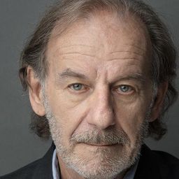 Leonard Kelly-Young 飾演 Arthur