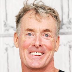 約翰·麥金利 - 水色明信片演員 飾演Merlin