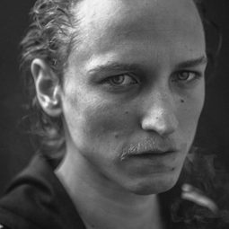 Ernst Umhauer 飾演 Claude