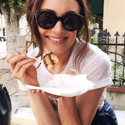 瑪洛莉詹森 飾演 Victoria