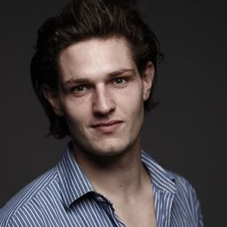 Nelson Delapalme 飾演 Karl