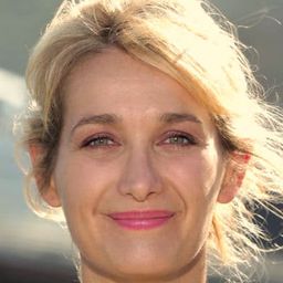 卡洛琳·安格拉 飾演 Julie, Florence's sister