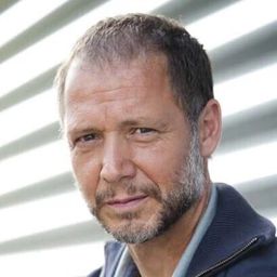 Martxelo Rubio 飾演 José Antonio Bustos