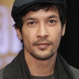 Edward Akbar 飾演 Murod