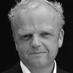 托比·瓊斯 飾演 