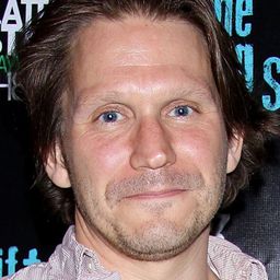 McCaleb Burnett - 虎尾演員 飾演Carter (uncredited)