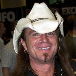 史考特·麥尼爾 - 芭比之夢幻仙境演員 飾演Ruby (voice)