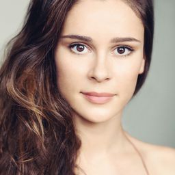 Bella Dayne 飾演 Peyton Grey